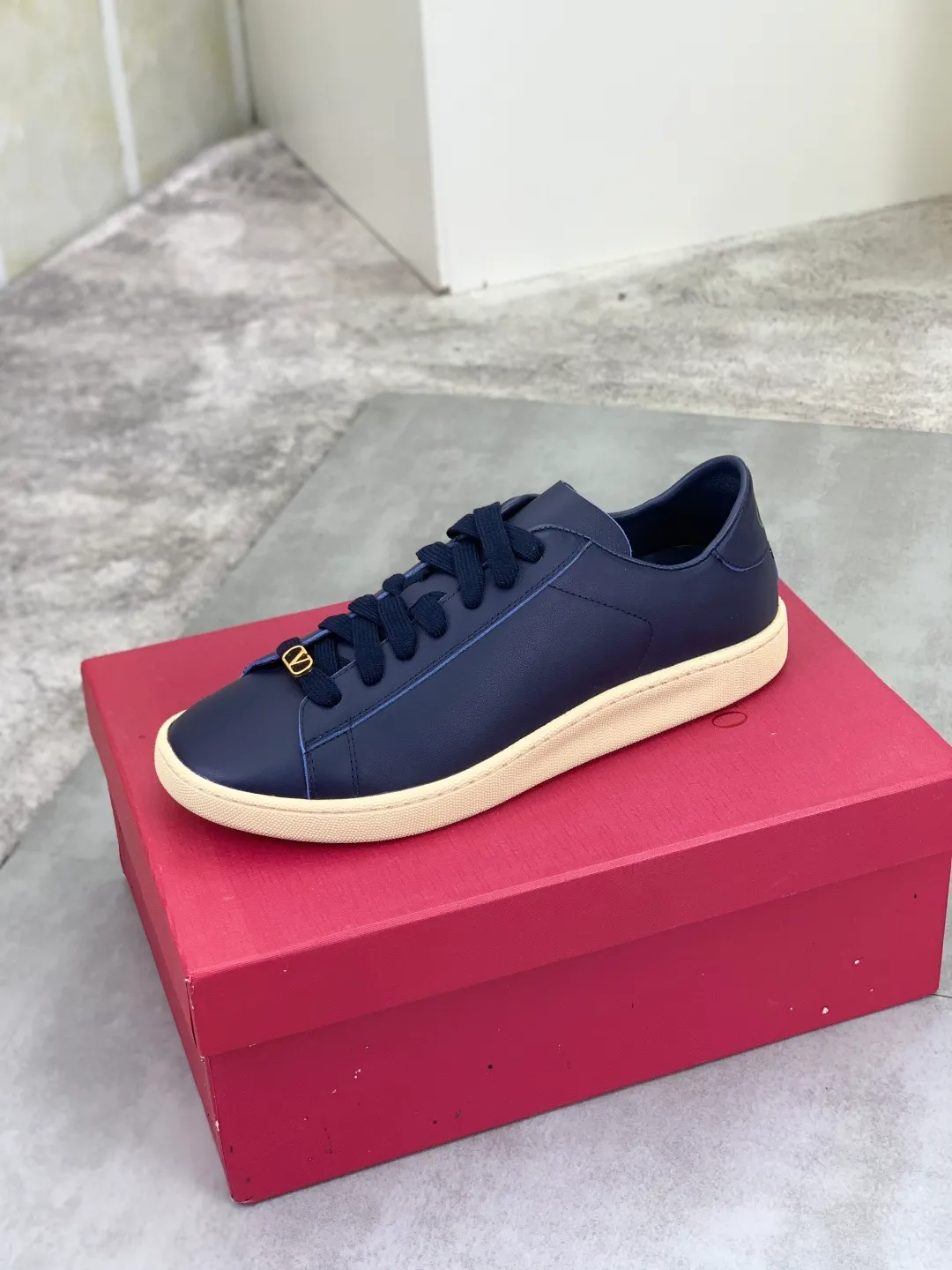 Men's men's shoes 💰P520 New style 💰 Top version Valentino Valentino 25/ Royco series Cherry 🍒Couple style Casual sneakers White shoes Original purchase and development Production Classic and timeless low-top sneakers outline a lazy silhouette, supplemented by low-key and restrained brand details, evolved into a must-have item in the wardrobe, comfortable and versatile!  ✔️Fabric: Original customized first-layer cowhide ✔️Inner lining: Imported breathable sheep lining ✔️Sole: Original molded anti-slip rubber material ✔️Size: 38-45